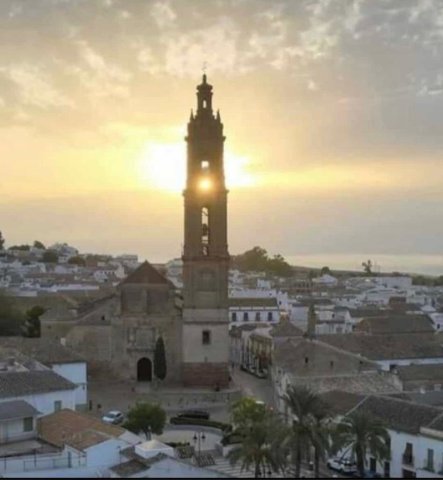 Torre y anochecer